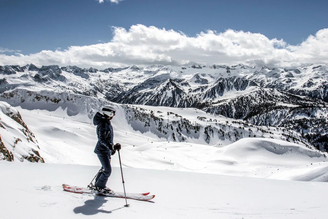 Горные лыжи в интернете. Baqueira beret горные лыжи. горнолыжники испании. маселья горнолыжный курорт. горные курорты испании.