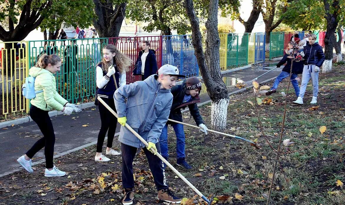 Обязаны ли школьники ходить на субботник. Субботник. уборка территории. ученики на субботнике. субботник в школе.