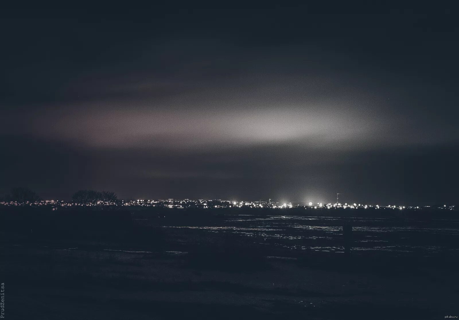 Был виден из далека. Ночное небо. Зимнее море ночью. Город вдалеке. Ночное море в тумане.