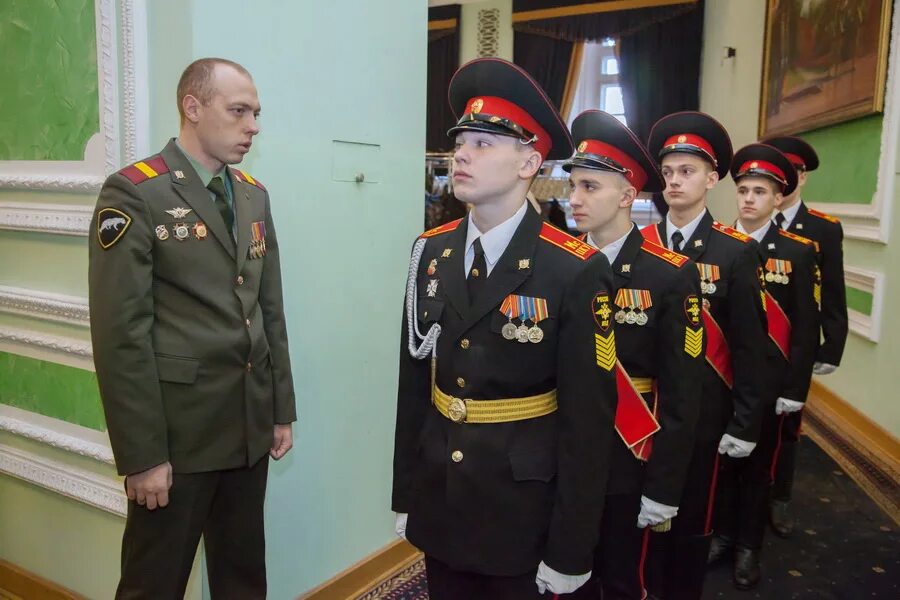 Росгвардия парадная форма. Московское кадетское училище внг имени шолохова. парадная форма войск национальной гвардии рф. китель кадетский парадный. мпку шолохова росгвардии 2025.