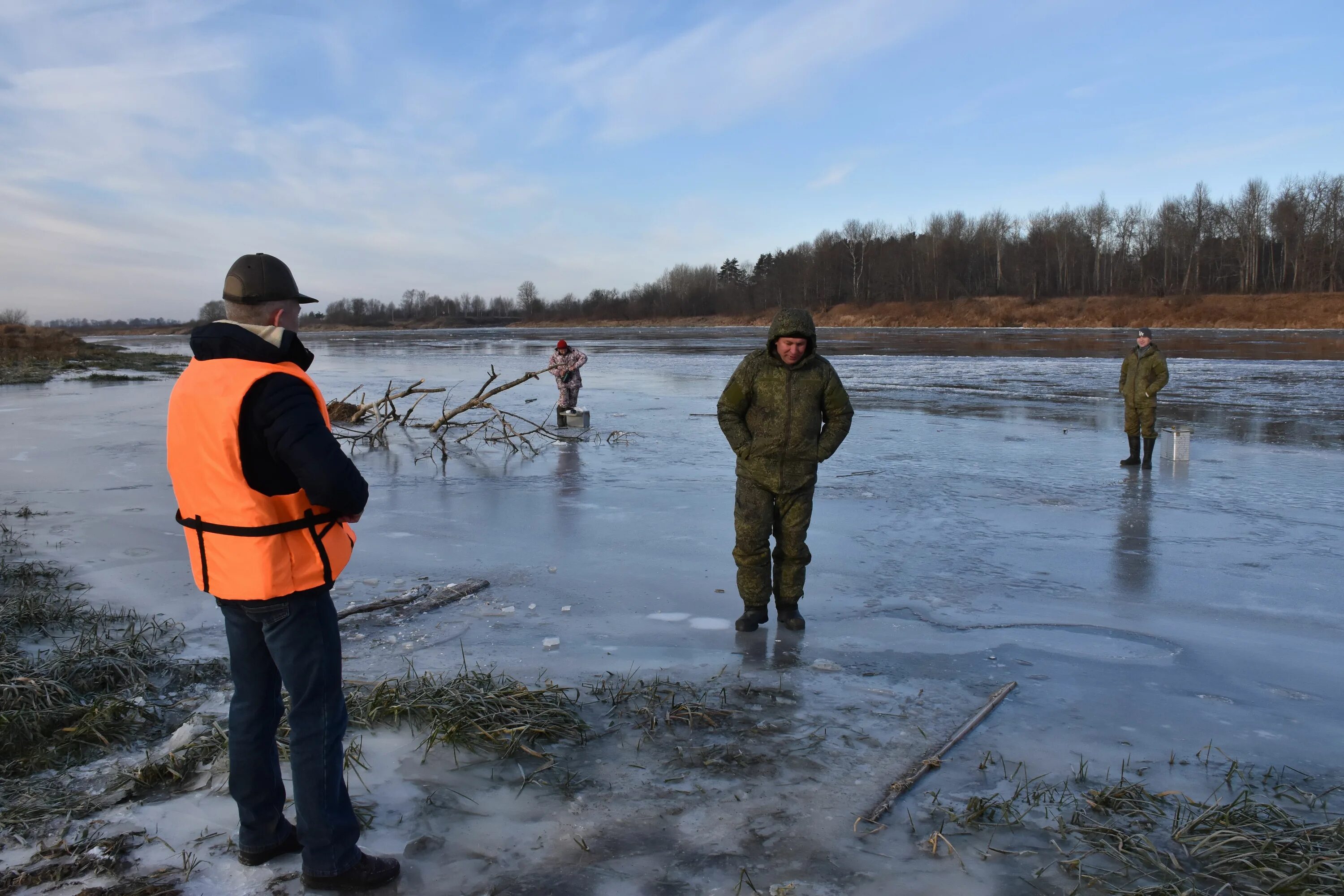 Подъем воды в клязьме. Замерзшая река Клязьма. Рыбалка на Клязьме. Первый лед Клязьма. Рейд на реке.