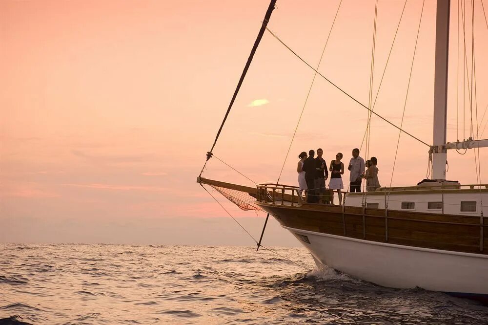 Fashion fantasy sunset cruise. Fashion fantasy sunset cruise. Лайнер гавайи. Лайнер на закате. Круизный лайнер на закате.