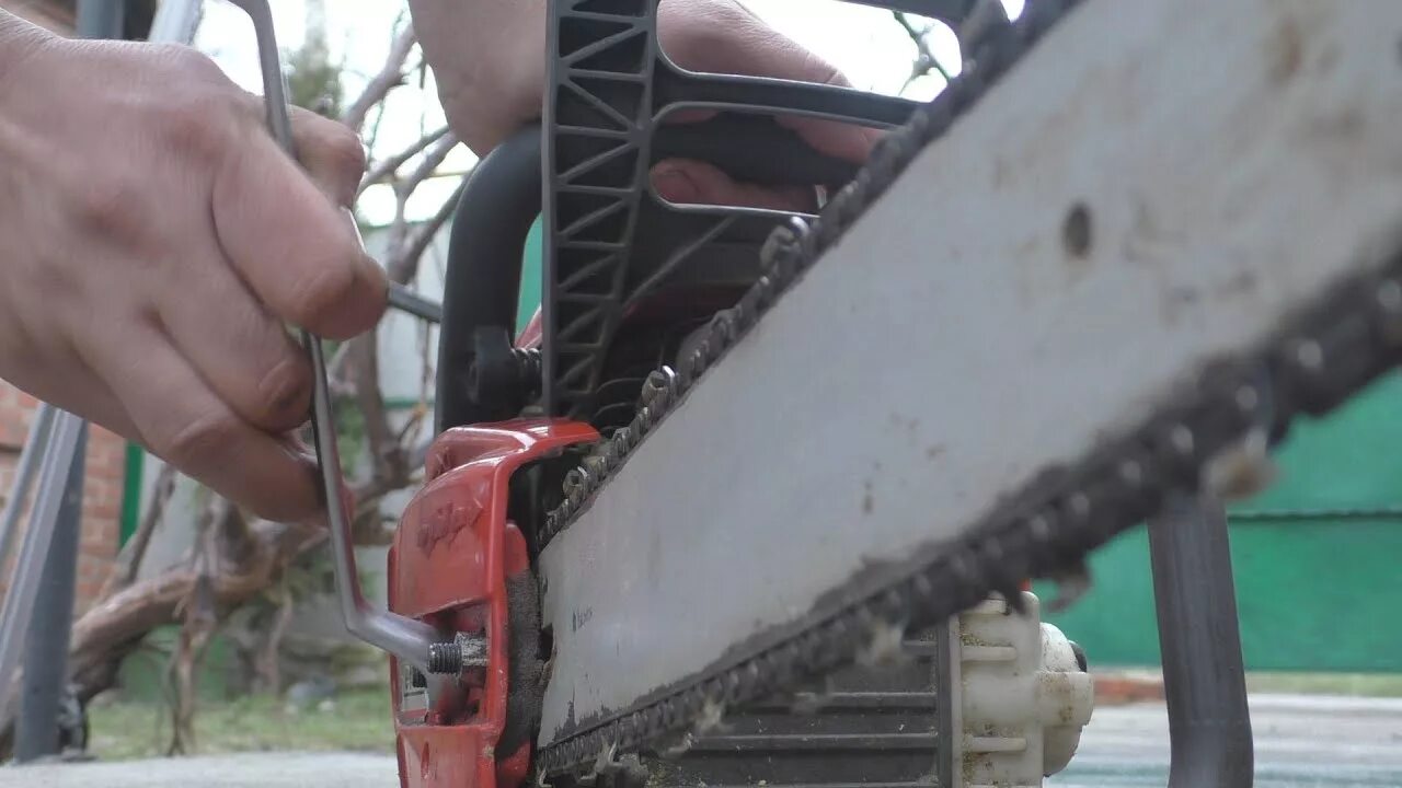 Как правильно установить цепь на электропилу. Бензопила efco цепь на бензопилу. крепление бензопилы подвесное. как поменять цепь на бензопиле. поставить цепь на бензопилу брайт.