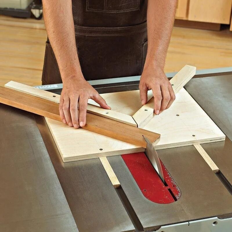 приспособление для пиления под углом 45 и 90 для циркулярки. как сделать распил своими руками. как сделать распил своими руками. пилорама из электропилы к6. направляющий паз для циркулярного станка.