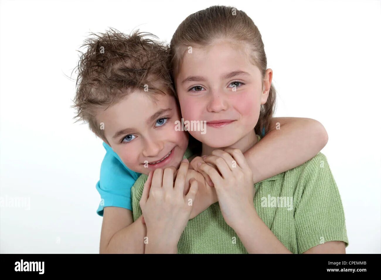 Older sister younger brother. Брат и сестра обнимаются фото без фона. Портрет брата с сестрой маленькие. Девочка сестра обнимает мальчика непущутебязаногу. Сестру браменстру.