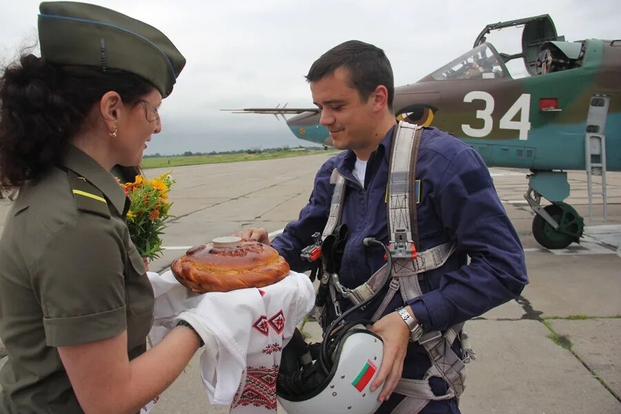 На аэродроме встречали. На аэродроме встречали. На аэродроме встречали. Лидская авиационная база. 3624 авиационная база.