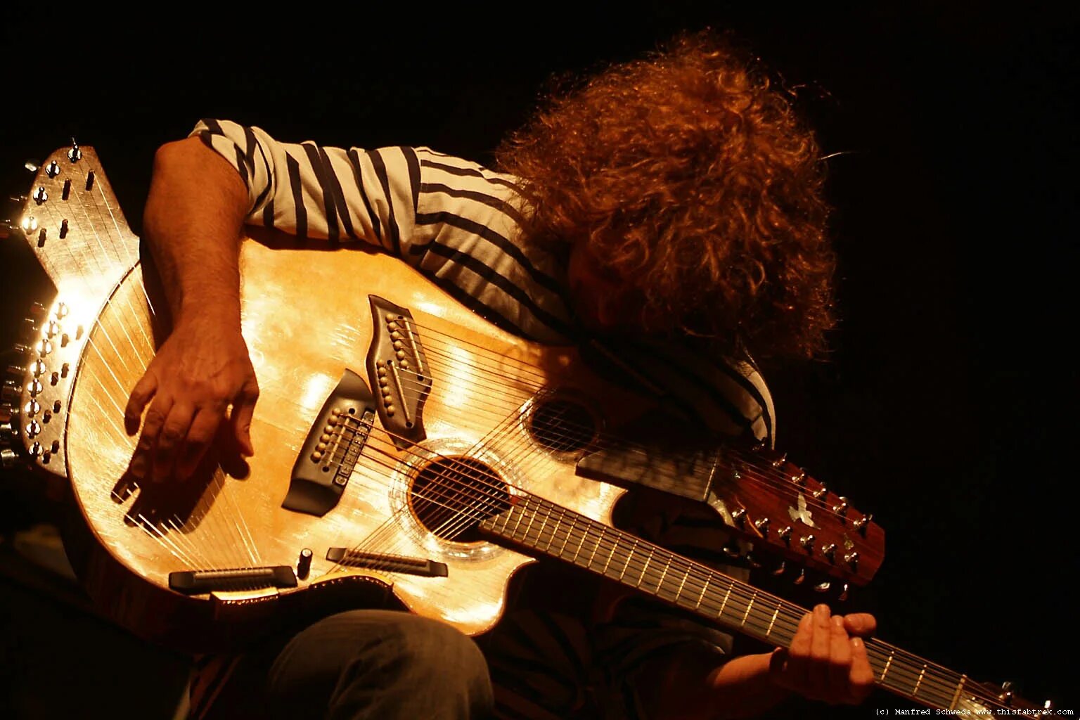 Мир музыки гитара. Гитара Pat Metheny. Пабло Пикассо гитара. Гитара Пикассо музыкальный инструмент. Пикассо 42 струн гитара.