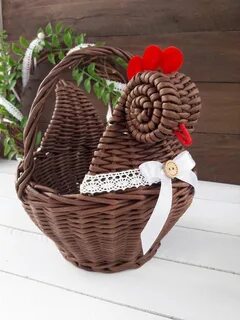 Корзинка курочка из бумажной лозы