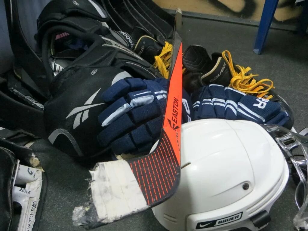 краги хоккейные. клюшка с крагами. ремонт хоккейных. как ремонтируют клюшки хоккейные. кожа для хоккейных краг.