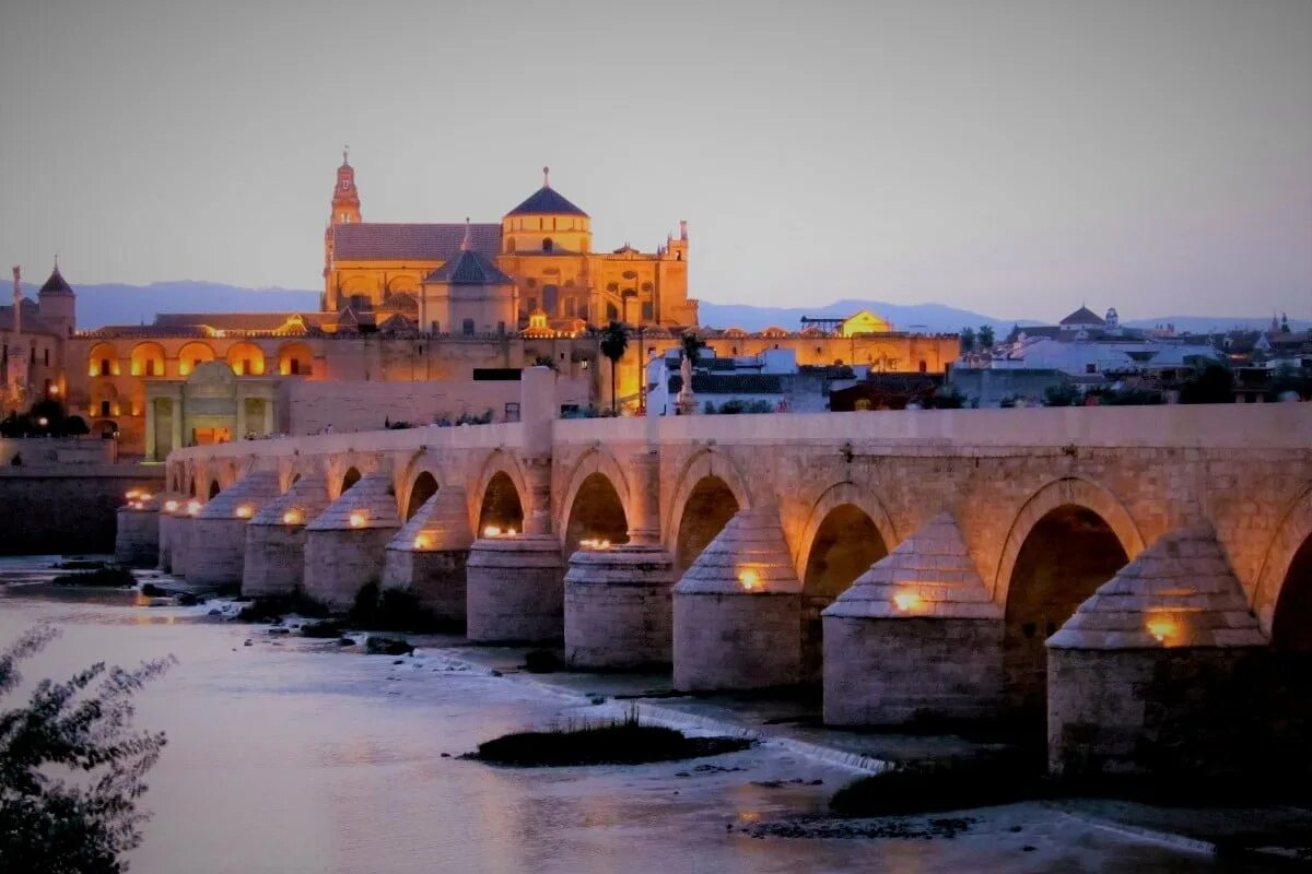 Римский мост (Кордова). Кордова Испания. Исторический центр города Кордова. Римский мост в Кордобе.