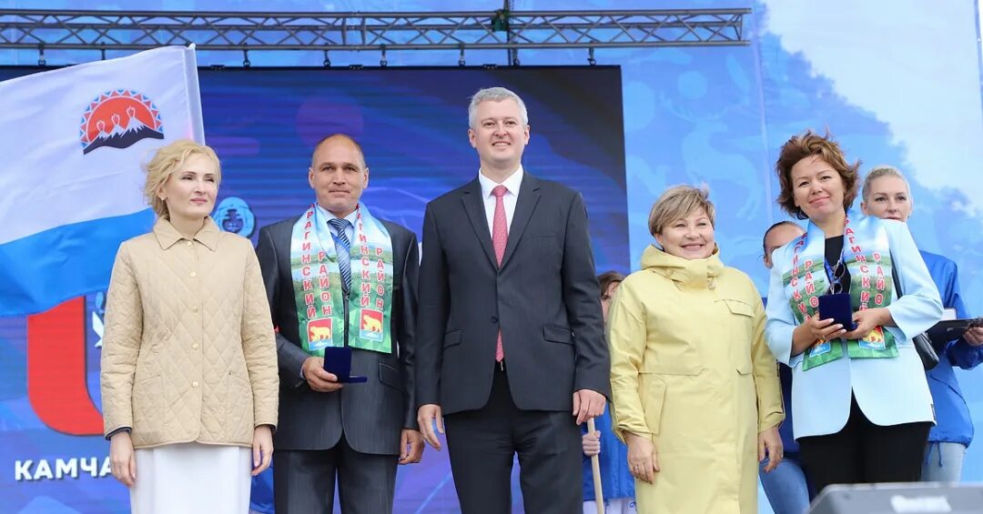 Камчатка медведи. С днем камчатского края поздравление. День камчатского края 2024. День камчатского края 2024. Ключевской вулкан на камчатке.