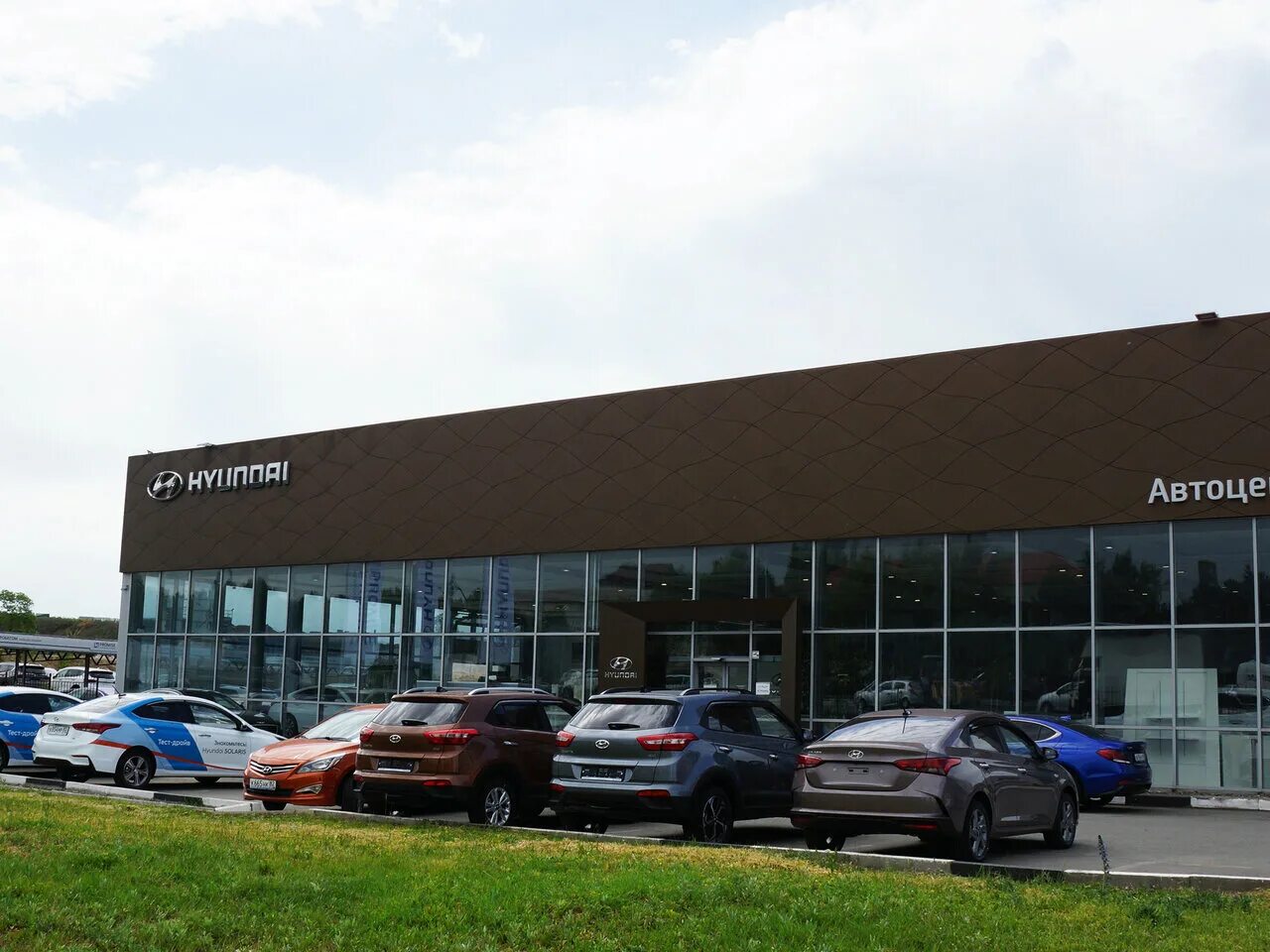 авто в автосалоне. автосалон. автосалон. бородина 18г. салоны автомобилей в симферополе.