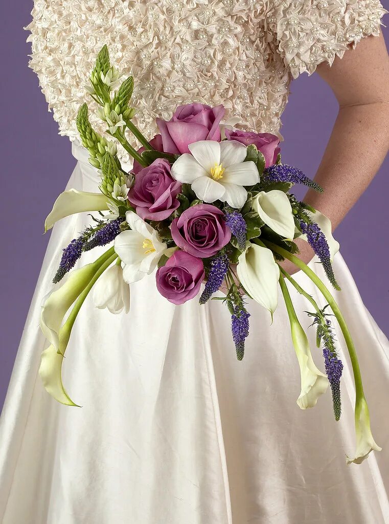 Платья из цветов фото. Букет невесты. Платье украшенное цветами. Свадебное платье с цветами. Необычные Свадебные букеты.
