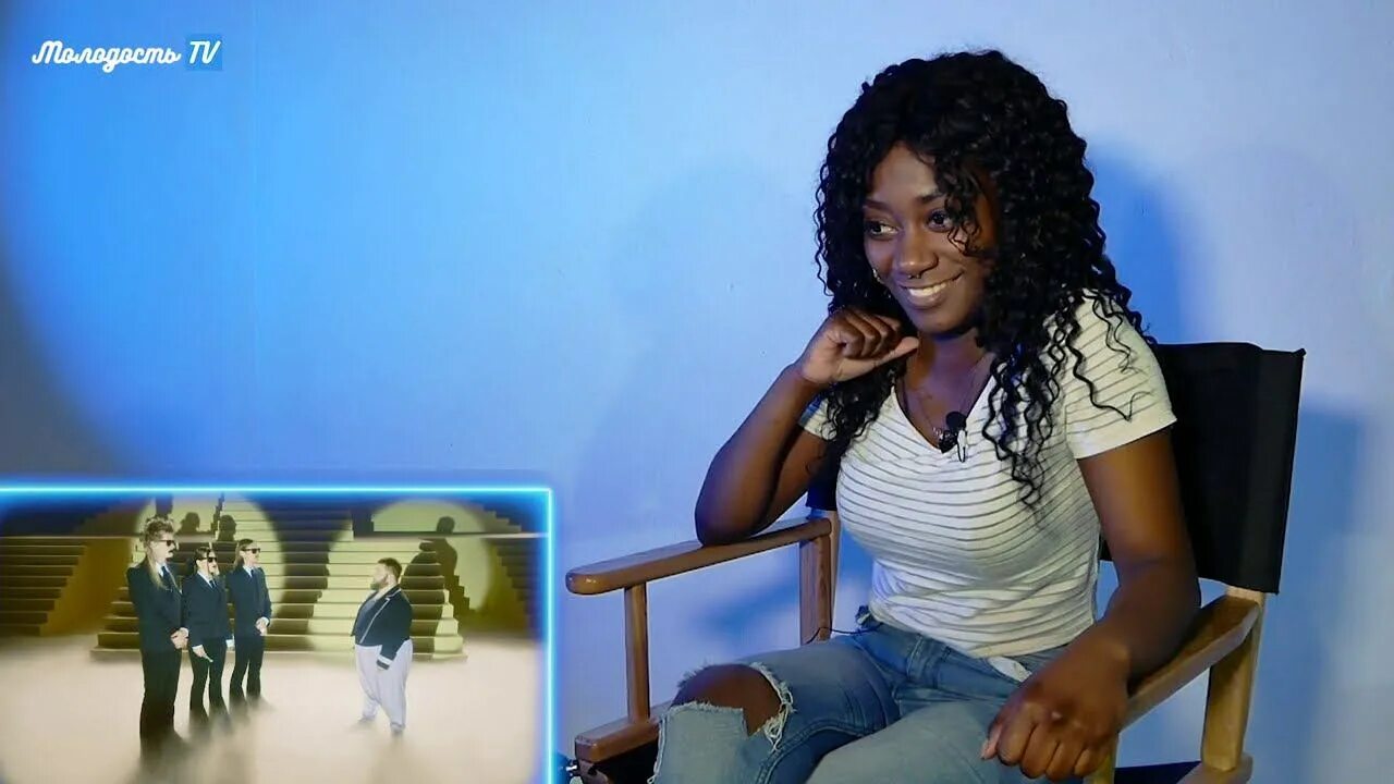 Реакция иностранцев о никто. Слава марлоу бизнес вумен клип. Иностранец за компьютером. Иностранцы смотрят видео. Реакция иностранцев на песню жить.