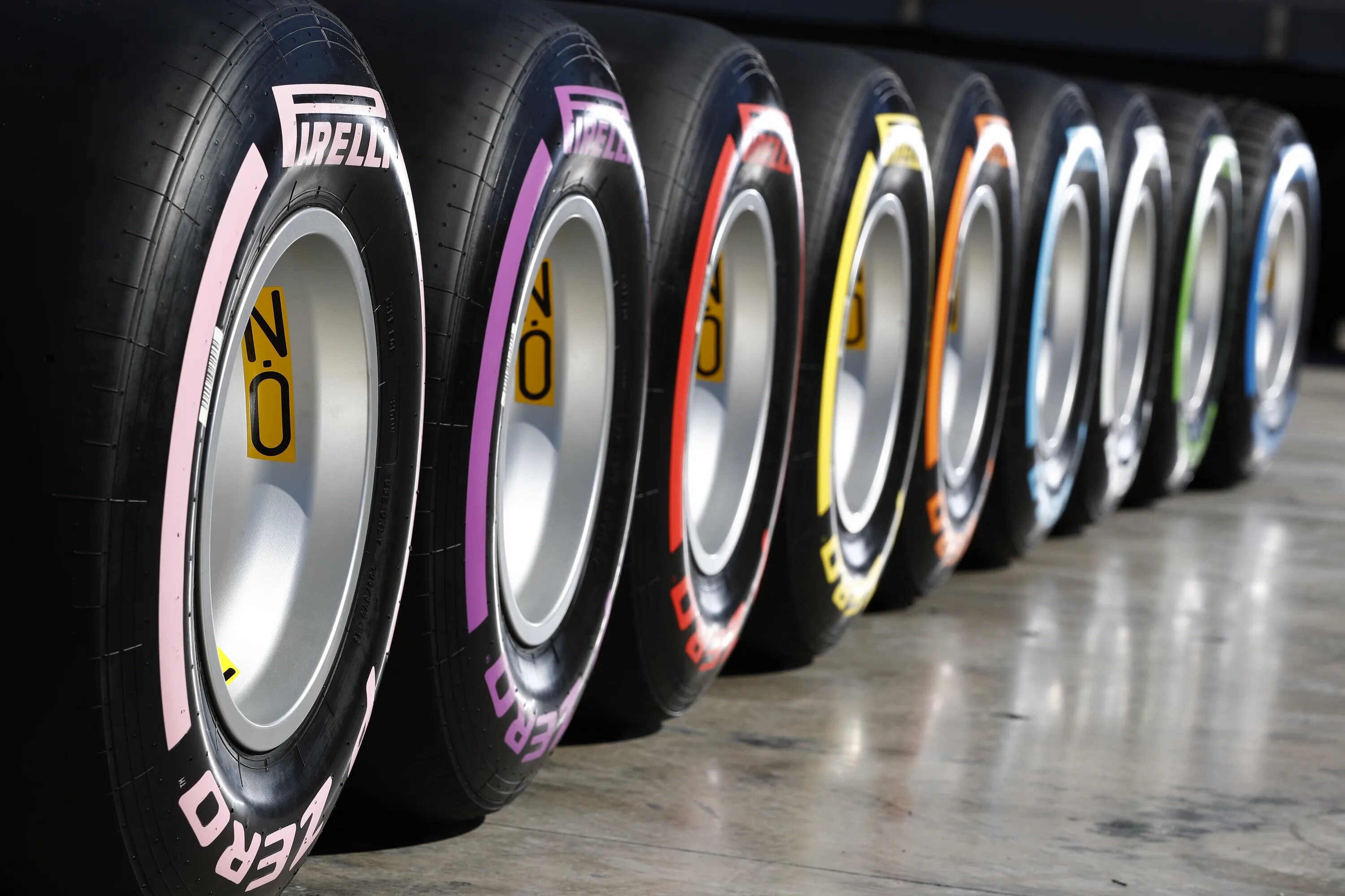 Какие колеса лучше большие или маленькие. Pirelli f1 Tyres. Pirelli f1 2019. F1 Pirelli Sprint. Pirelli 1997.