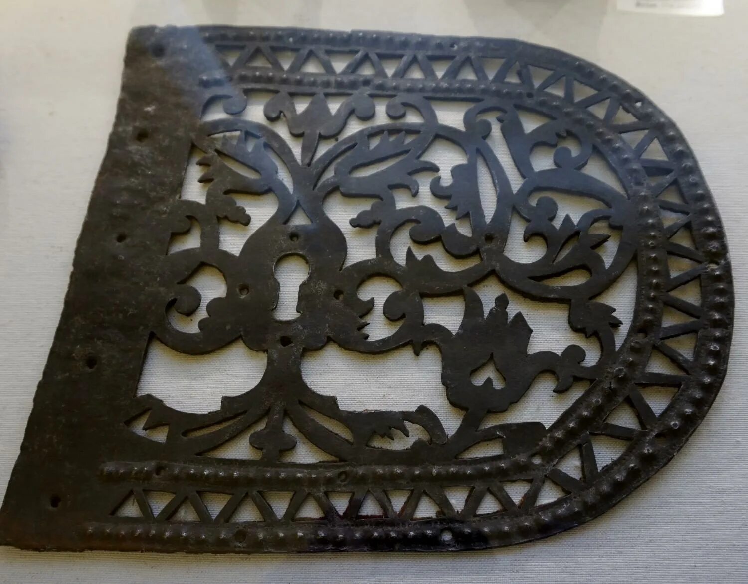 Изготовление изделий в технике просечного металла. Просечное железо Великий Устюг. Изделия из просечного металла. Просечное железо. Просечное Узорное железо.