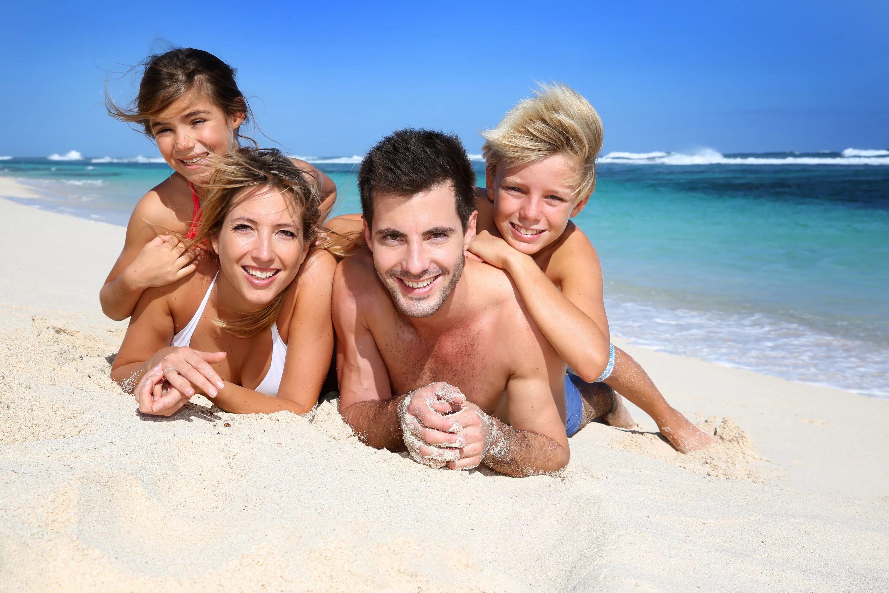 Отдых нудистов. Натуристские семьи на пляже. Семья лежит на пляже. Натуристские семьи Франция. Нудийский пляж всей семьей.