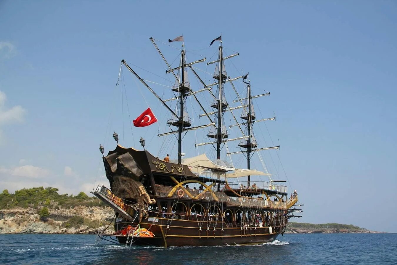 Пиратская яхта барбосса турция экскурсия. Kemer pirate boat tour. Пиратская яхта барбосса турция. Пиратская яхта барбосса турция экскурсия. Пиратский корабль турция кемер.