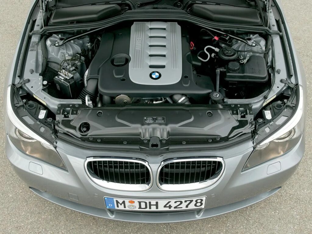 BMW e60 под капотом. BMW 5 e60 530d. БМВ 530 D моторный отсек. БМВ е60 под капотом. Е60 3.0 дизель