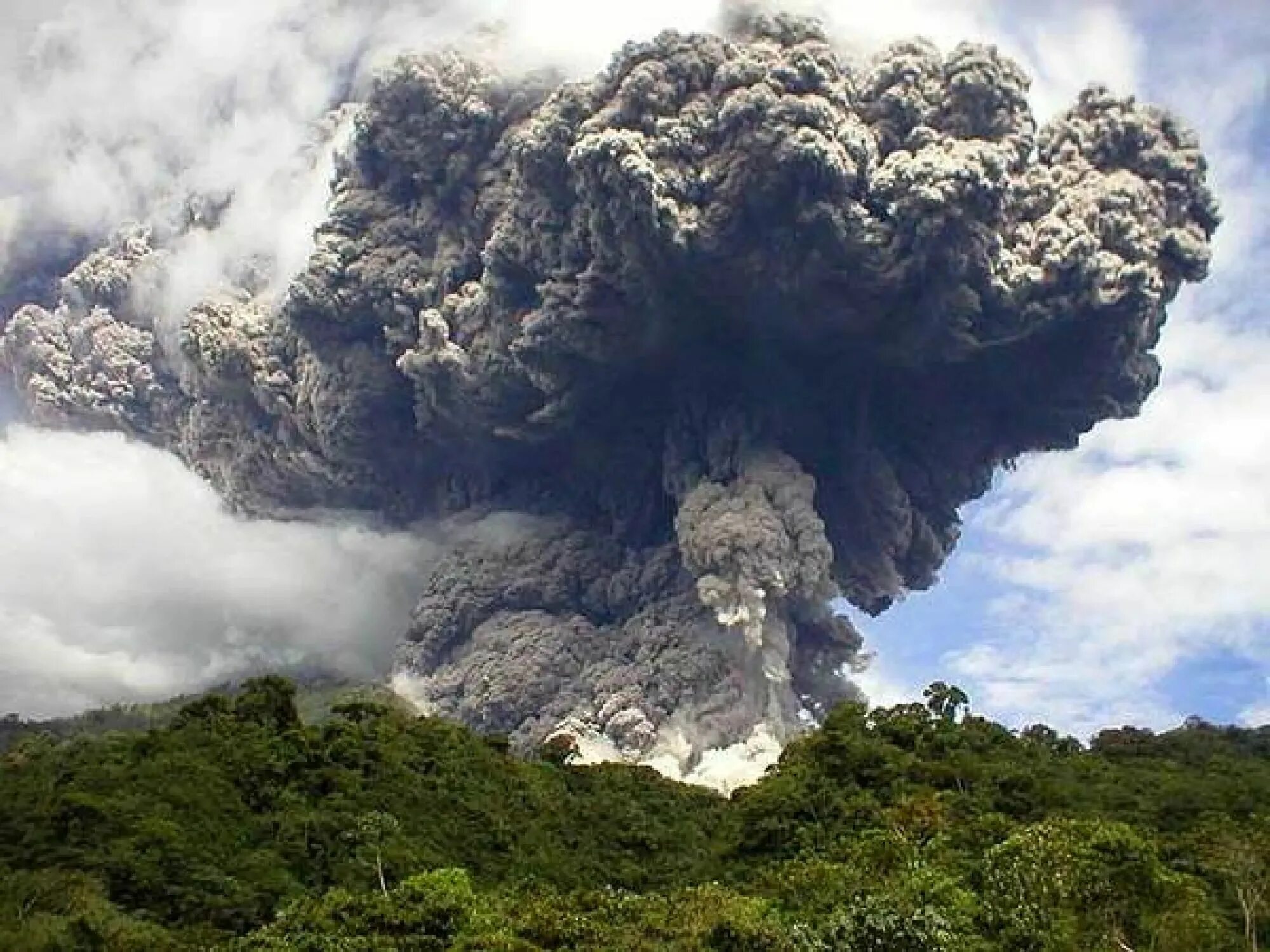 Природный источник воздуха. Плинианский Тип извержения. Плинианский Тип извержения вулкана. Естественное загрязнение воздуха. Естественное загрязнение атмосферы.