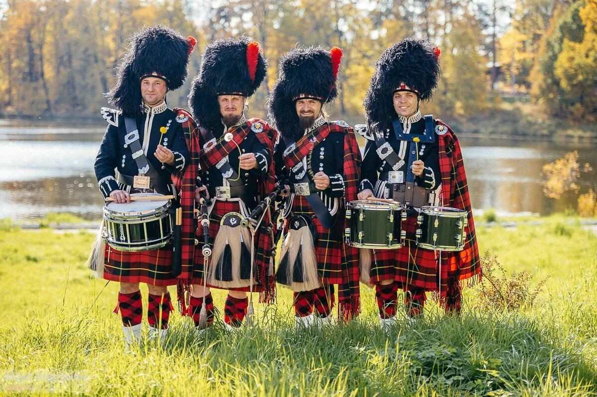 Шотландская волынка музыка. Волынщики Шотландии. Оркестр волынщиков City Pipes. Сити Пайпс волынщики. Волынка в Шотландии.