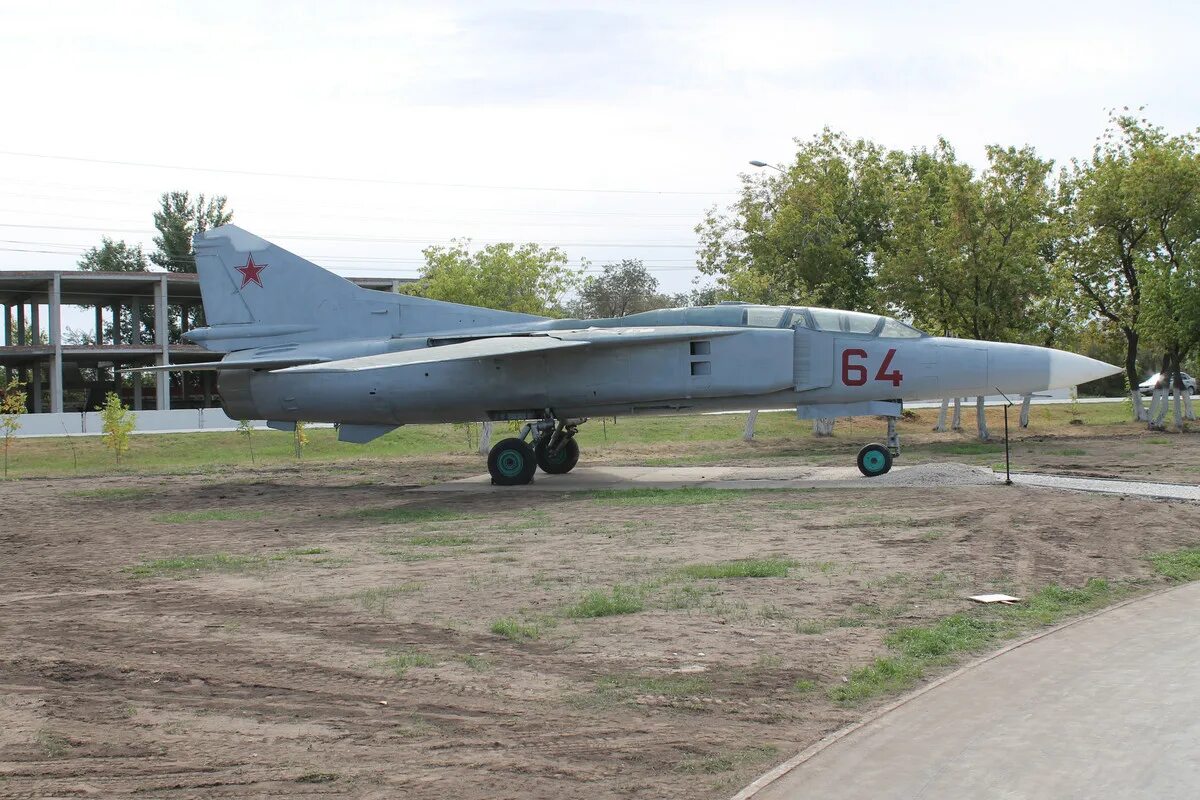 Парк военной техники в Энгельсе. Энгельс парк военной техники миг-1. Парк Энгельса самолет. Парк патриот энгельс