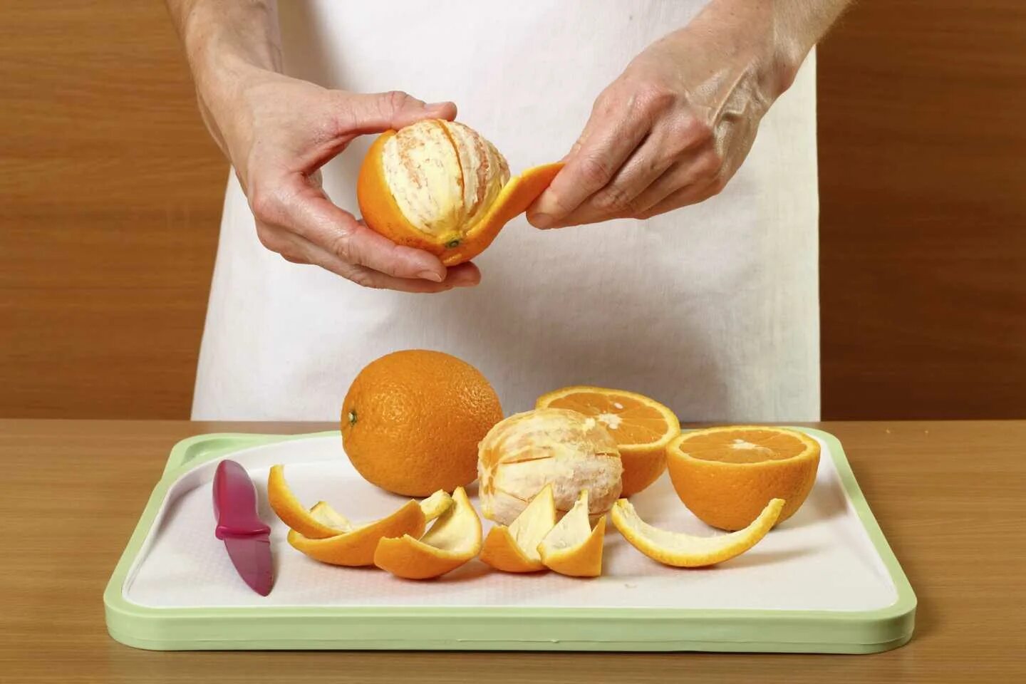 Использование кожуры. Цедра цитрусовых. Счищают цедру апельсина. Протирать фрукты. Кожура апельсина.