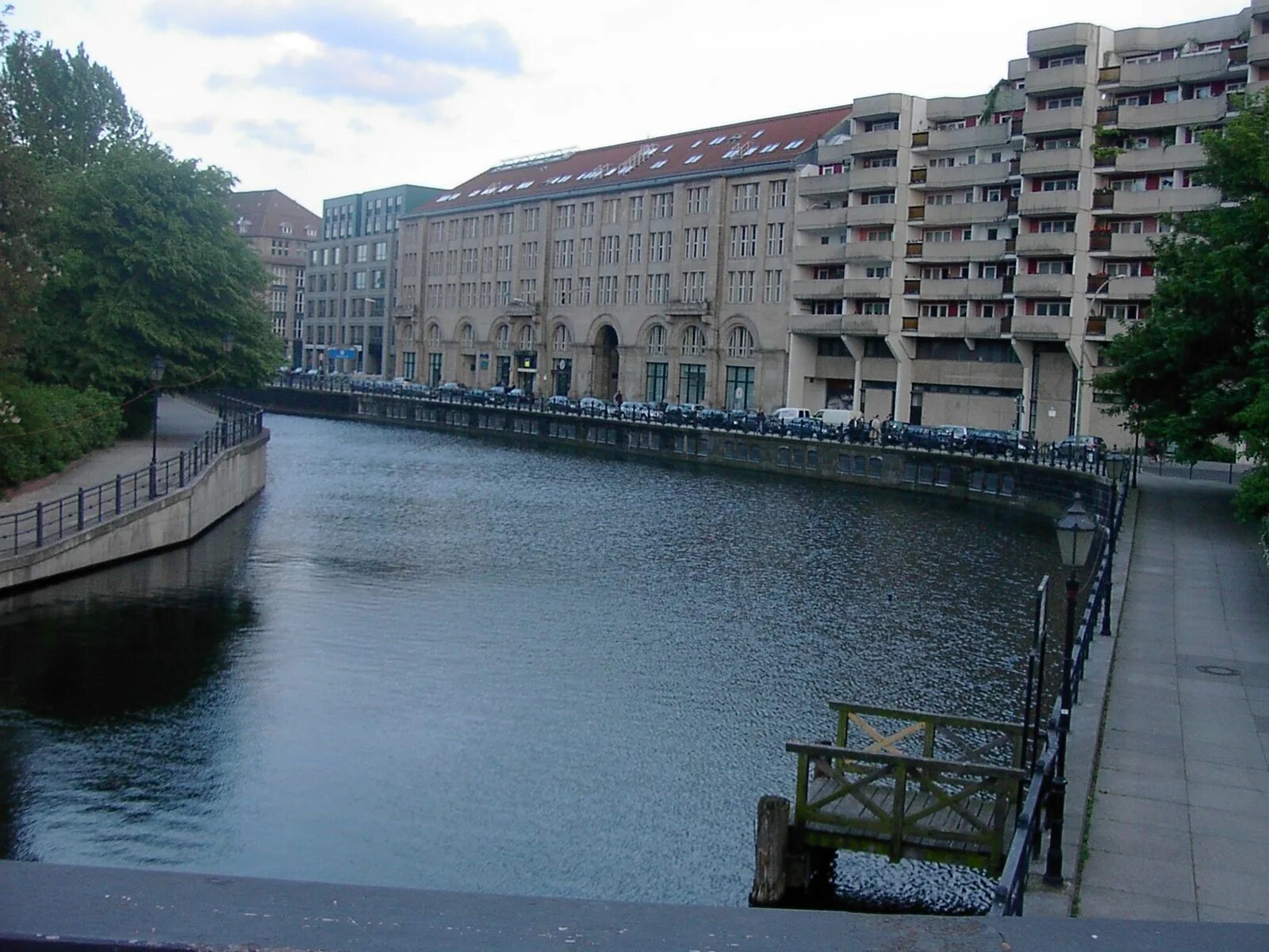 Берлинская река 4. Река Шпрее. Река Шпрее Германия. Берлин Шпрее. Набережная Шпрее в Берлине.