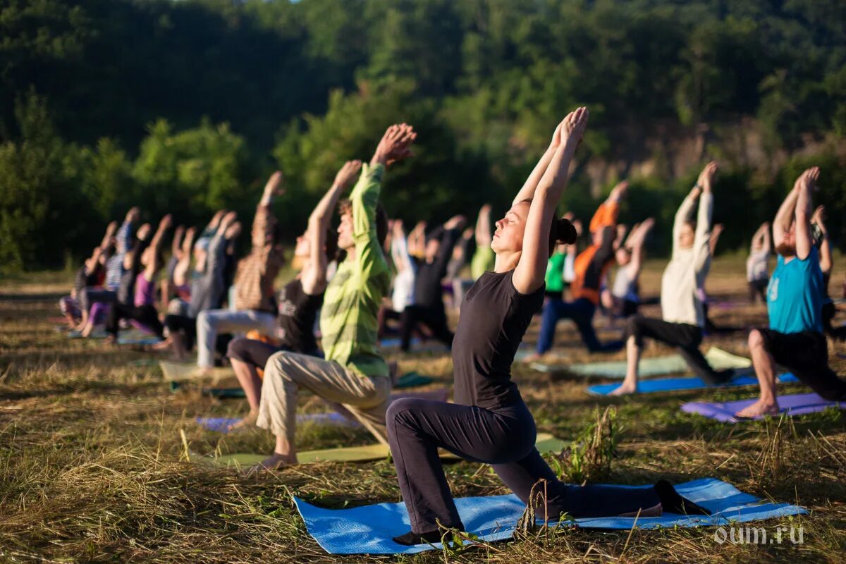 Йога июль. Йога на природе. Йога туризм. Йога тур на море. Стройная девушка медитирует.