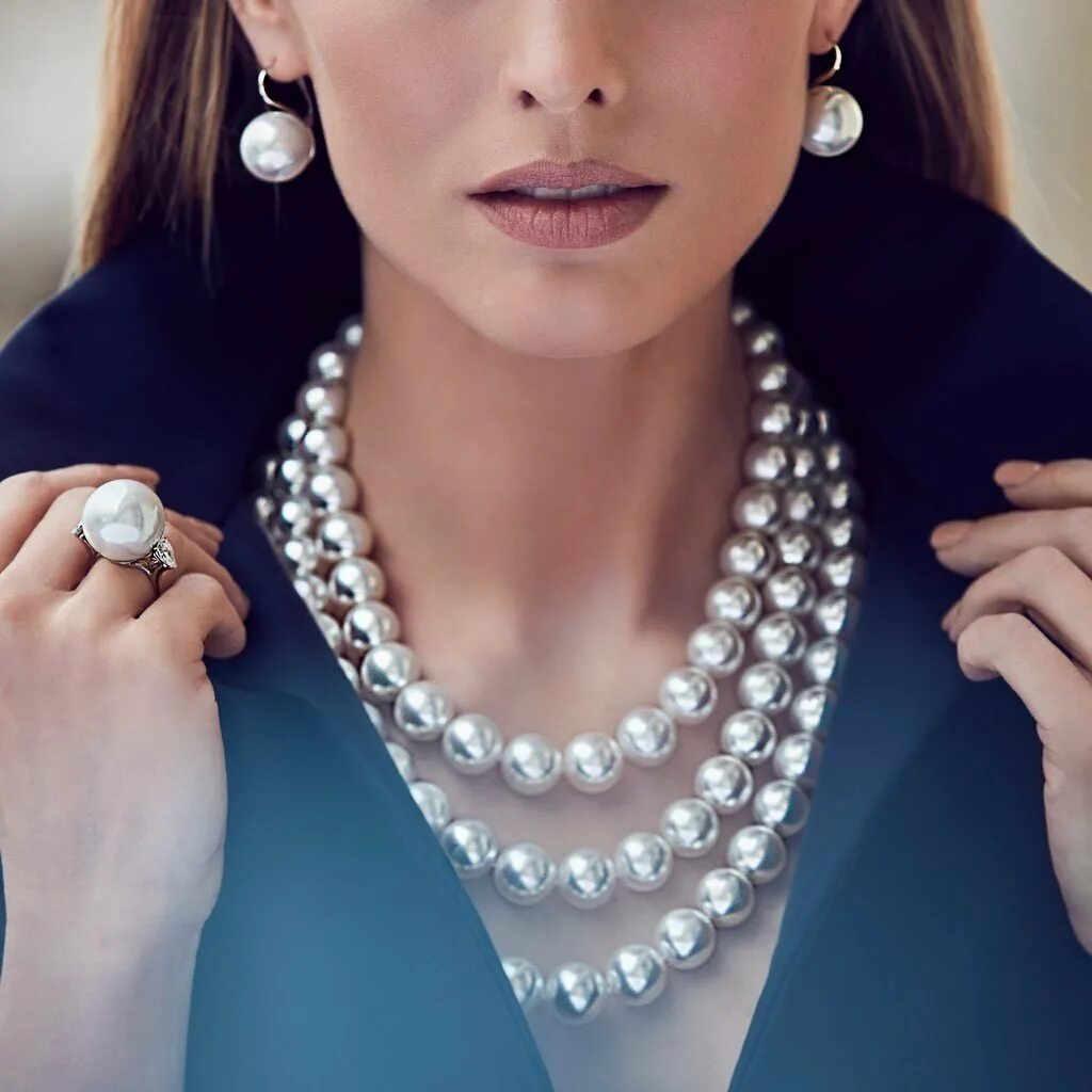 Красивый жемчуг. Девушка с бусами. Женщина в жемчуге. Девушка с жемчугом. Девушки с жемчугом красивые.