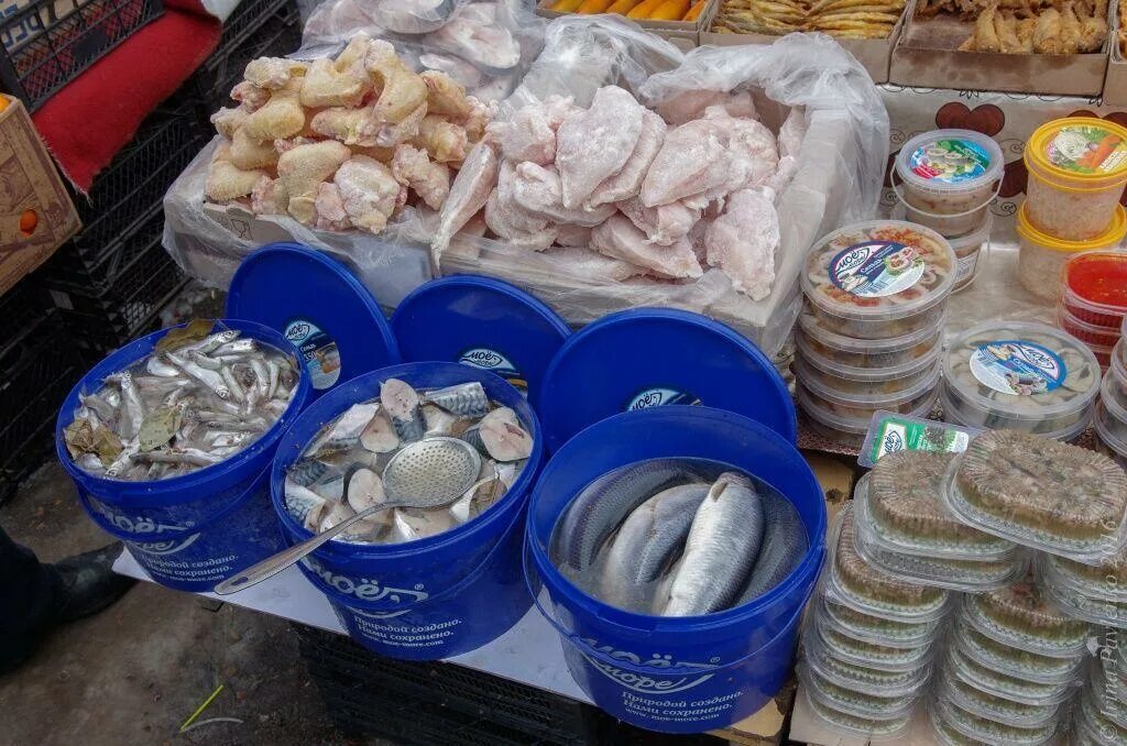 Рыбный рынок в астрахани. Листвянка рынок дары байкала. Рыбный сувенир приморья. Астраханские сувениры. Какую рыбу привезти из.