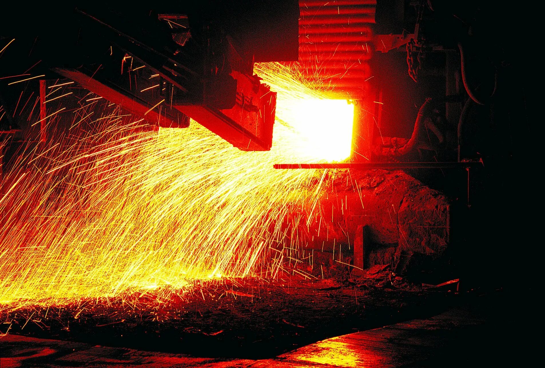 Сталелитейный ковш. Расплавленный металл. Поток металла. Литье металлургия. Поток металла.