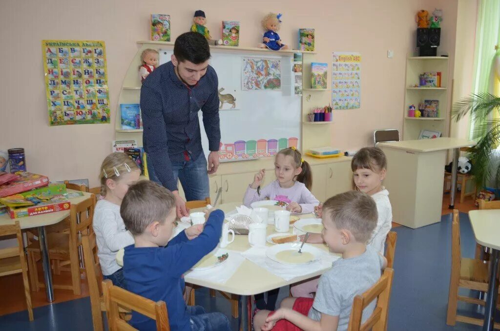 Няня в детском саду. Детский сад томск. Няня в детском садике. Нянечка в детский сад. Детский садик группа.