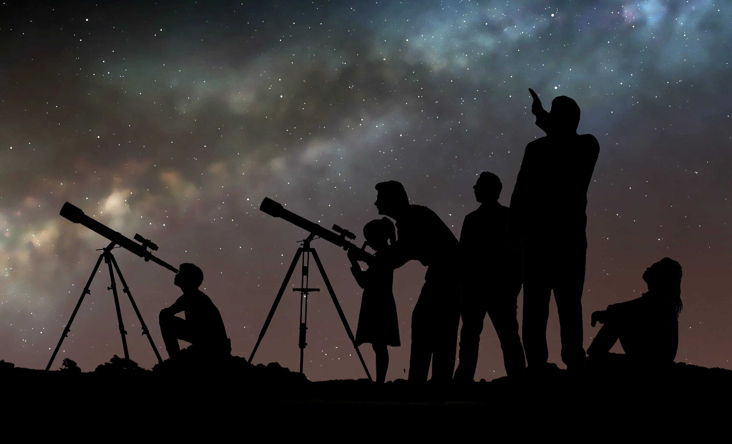 Человек с телескопом. Астроном с телескопом. Мужчина с телескопом. Наблюдение в телескоп.