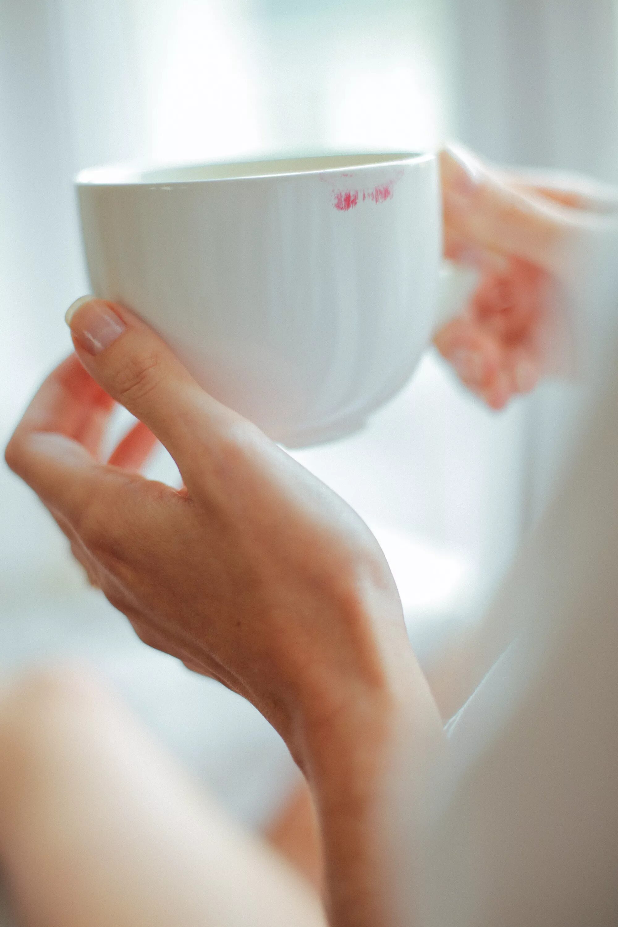 Утро ладонь. Кружка рука. Чашка в руках. Кружка чая в руках. Чашка кофе в руках.
