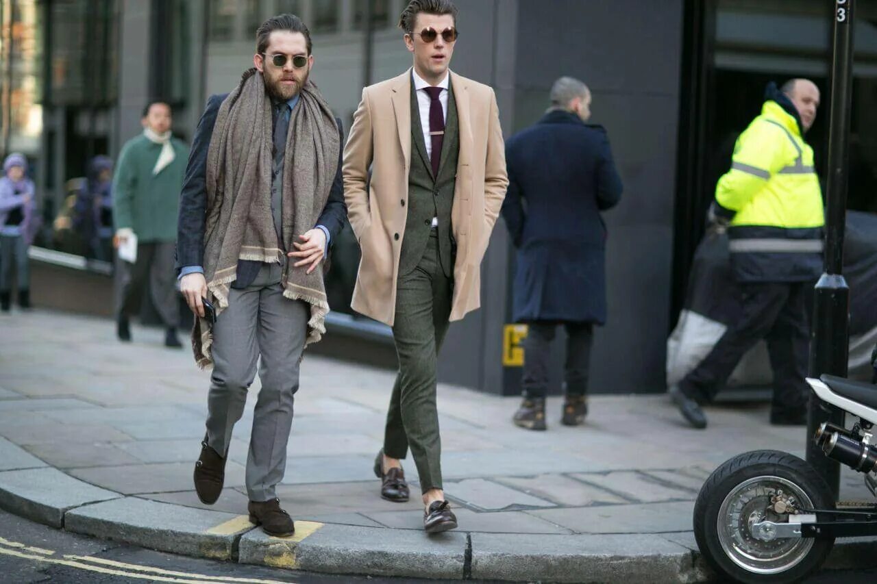 Повседневная жизнь мужчин. Мужская мода. Уличный стиль одежды мужской. Современная мода в Англии. Стильные люди на улицах.