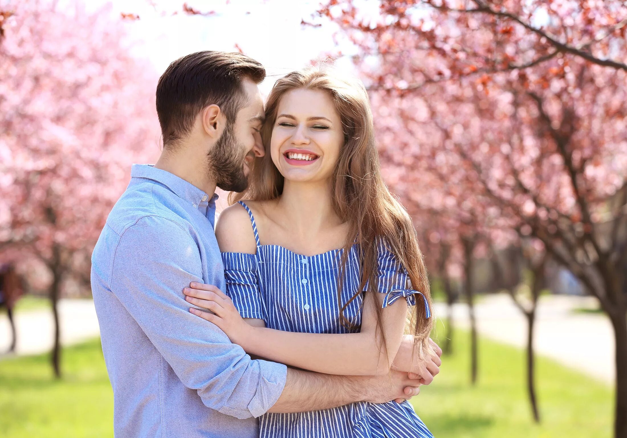 Мужчина и женщина счастье. Пара влюбленных. Счастливые мужчина и женщина. Счастливые отношения. Счастливая пара.