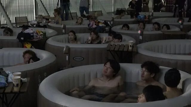 Bath scenes. Кинотеатр в Японии. Японцы в жару. Bathing in Cinema.