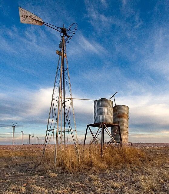 Пачку водокачку. Первая ветряная электростанция — «мельница». Ветряная мельница Америка. Ветряные энергостанции Техас. Ветряная мельница в США.