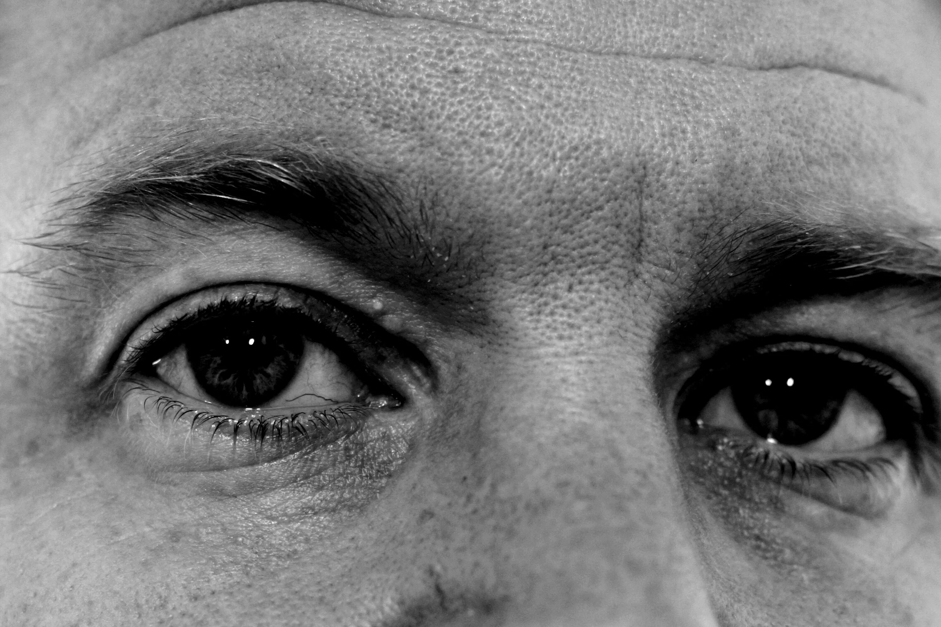 Глаза встретились взглядом. Глаза мужские. Глаз человека. Взгляд человека.