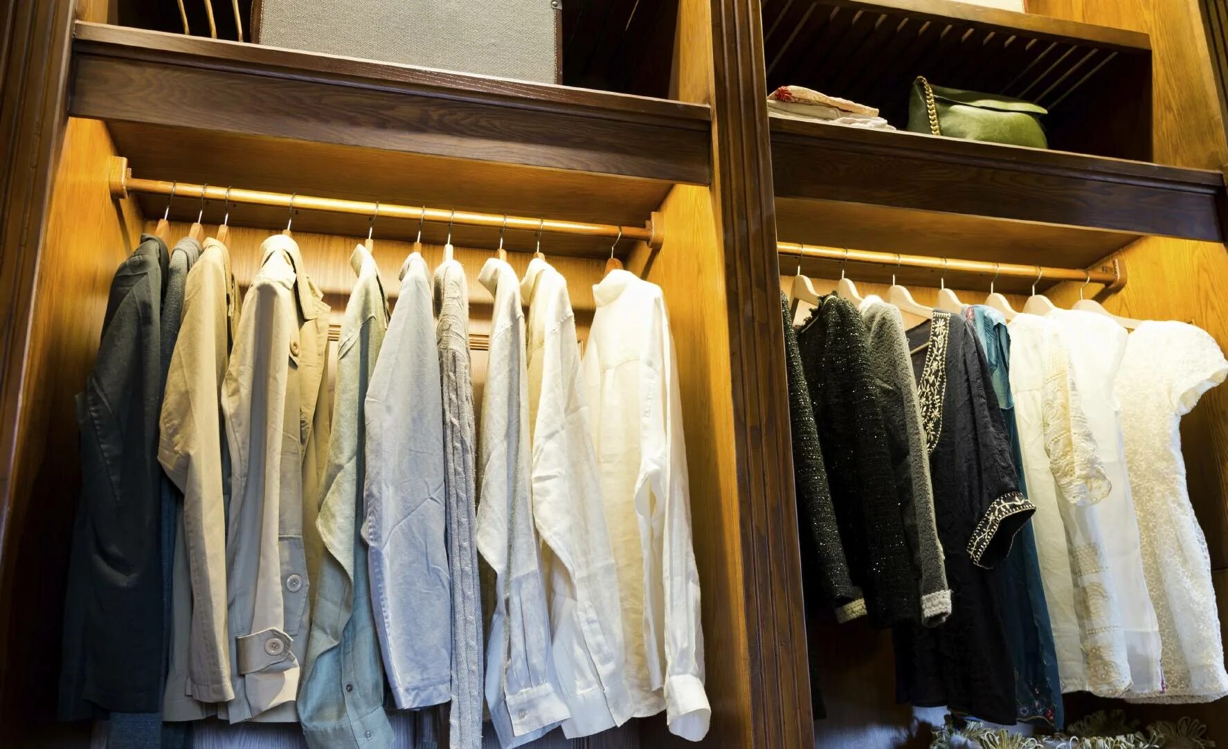 Мужской шкаф для одежды. Шкаф для одежды белый. Шкаф с одеждой дедушки. Плесень в шкафу с одеждой. Плесень в шкафу