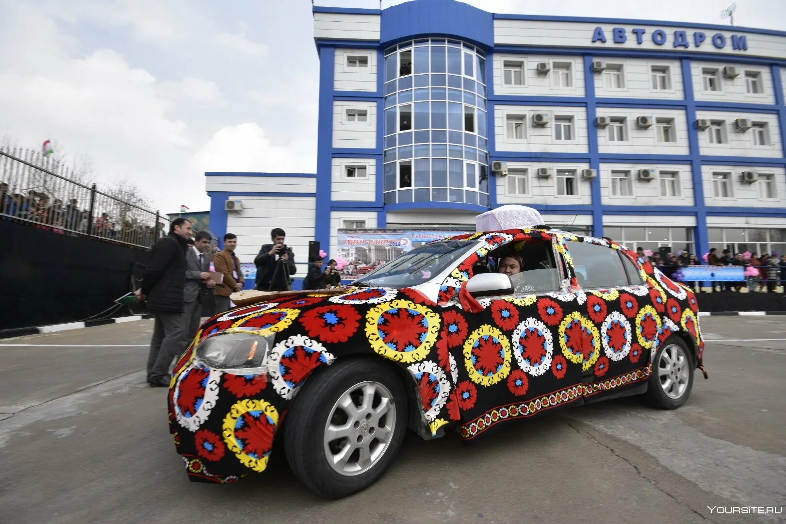 Автомобиль украшение на конкурс. Таджикские машины. Туркменские украшения для машин. Крутые Тачки Таджикистана. Таджикский сама