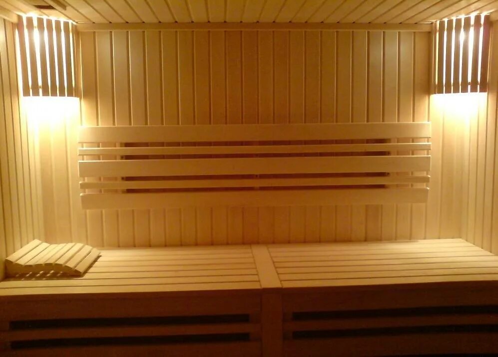 Klafs spavital. Полок в бане из липы. Баня с вагонкой из липы. Отделка бани внутри вагонкой. Полок в бане из липы.