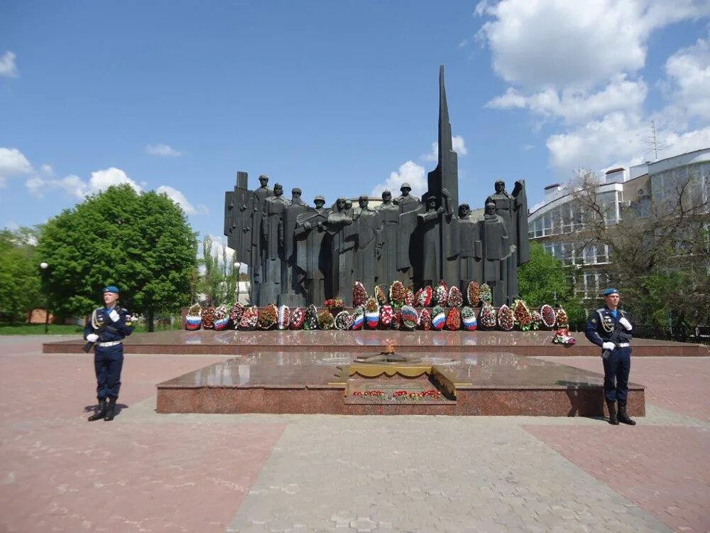 Площадь победы в россии. Памятник на площади Победы Воронеж. Мемориальный комплекс площадь Победы Воронеж. Мемориальный комплекс площадь памятник славы Воронеж. Памятник Победы Воронеж на площади Победы.