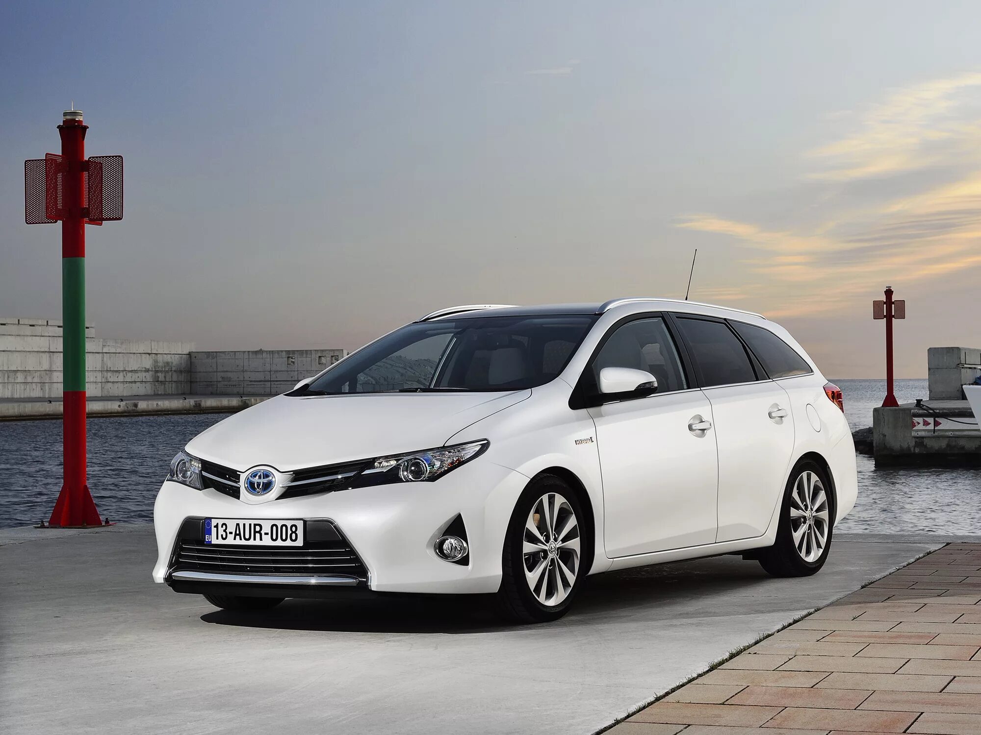 Тойота аурис гибрид. 2013 Toyota Auris Touring. Тойота аурис 2013. Toyota Auris 2013 универсал. Toyota Auris Hybrid 2013.