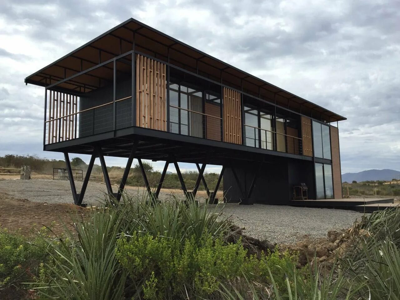 Ботхаус boathouse. Тини хаус на склоне. Современный дом на сваях. Экодом с плоской кровлей. Дом на сваях на воде.