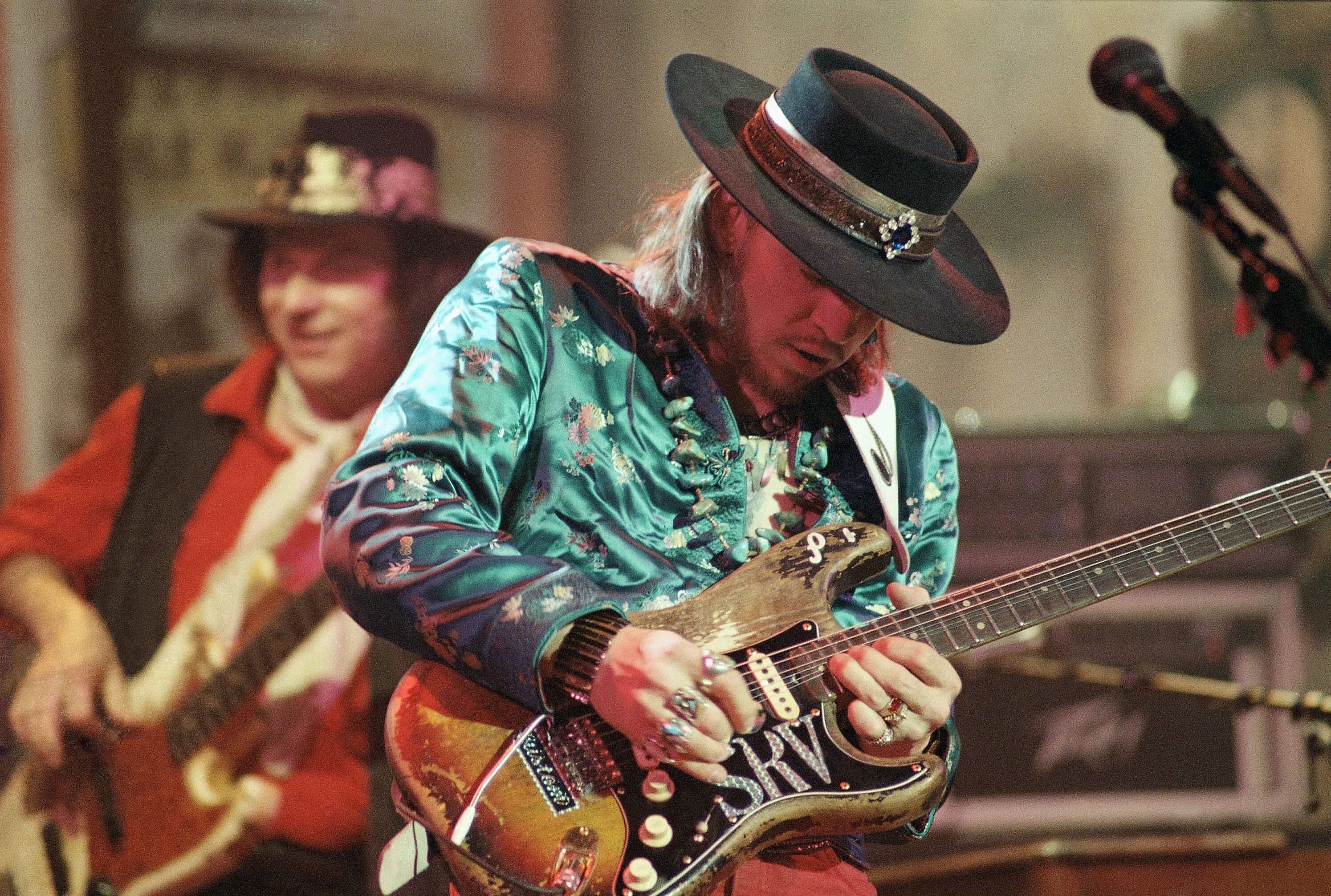 Stevie ray Vaughan. Stevie ray Vaughan с гитарой.