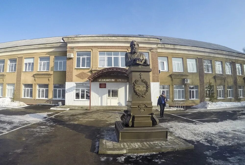 Эмк колледж энгельс. Памятник святителю луке. Памятник архиепископу луке в тамбове. Памятник святителя луки красноярск. Бюст энгельса.