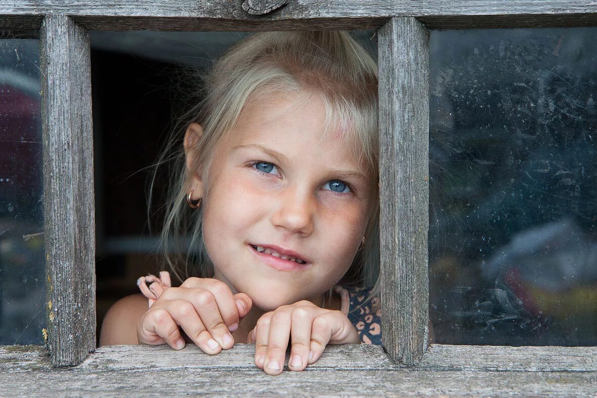 окно с лицами детей. девочка в окошке. фото где много грустных детей. портрет ребенка в окошке. девушка со свечой у окна.