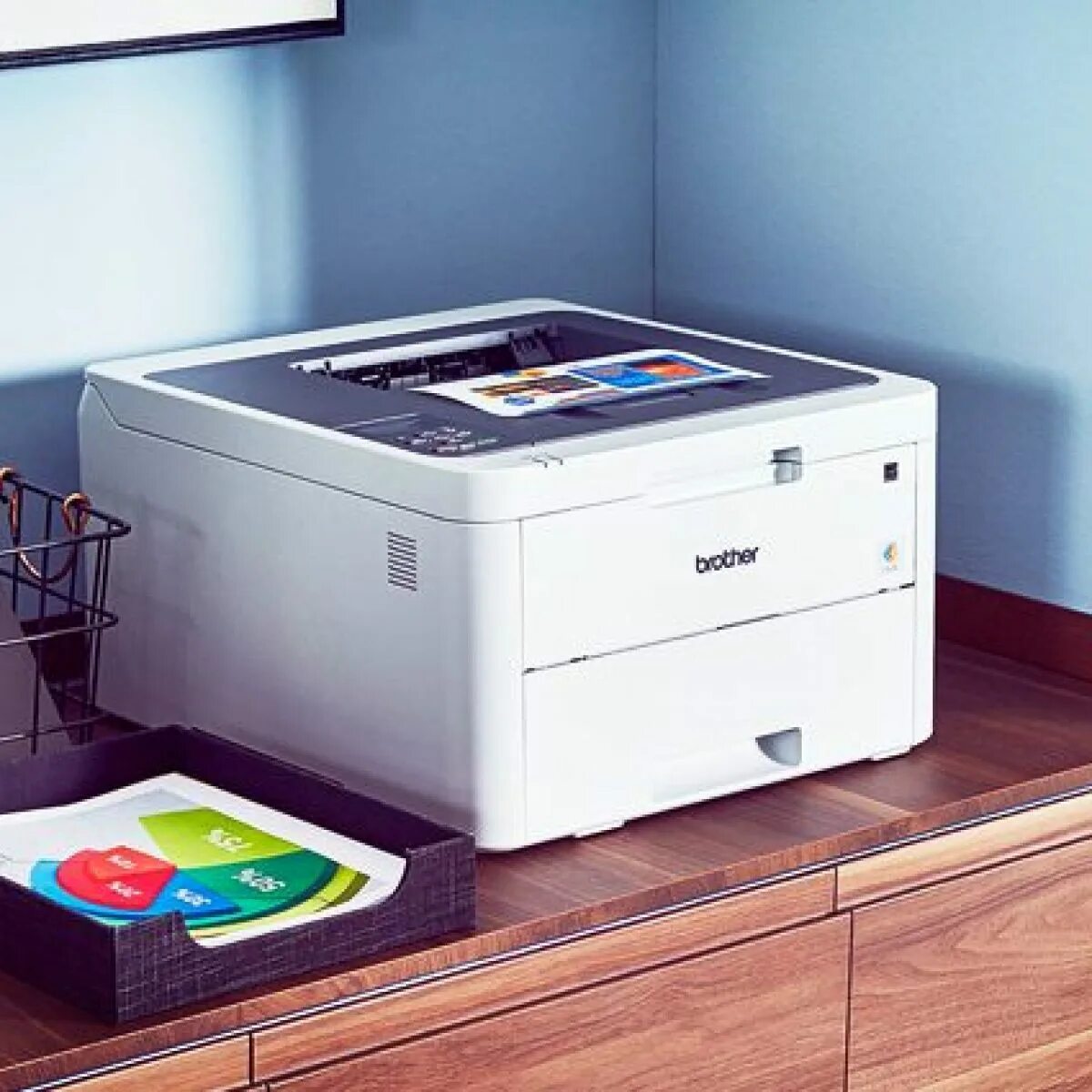 Лазерный принтер в офисе. Принтер в интерьере. Принтер для дома. Цветной принтер для дома.